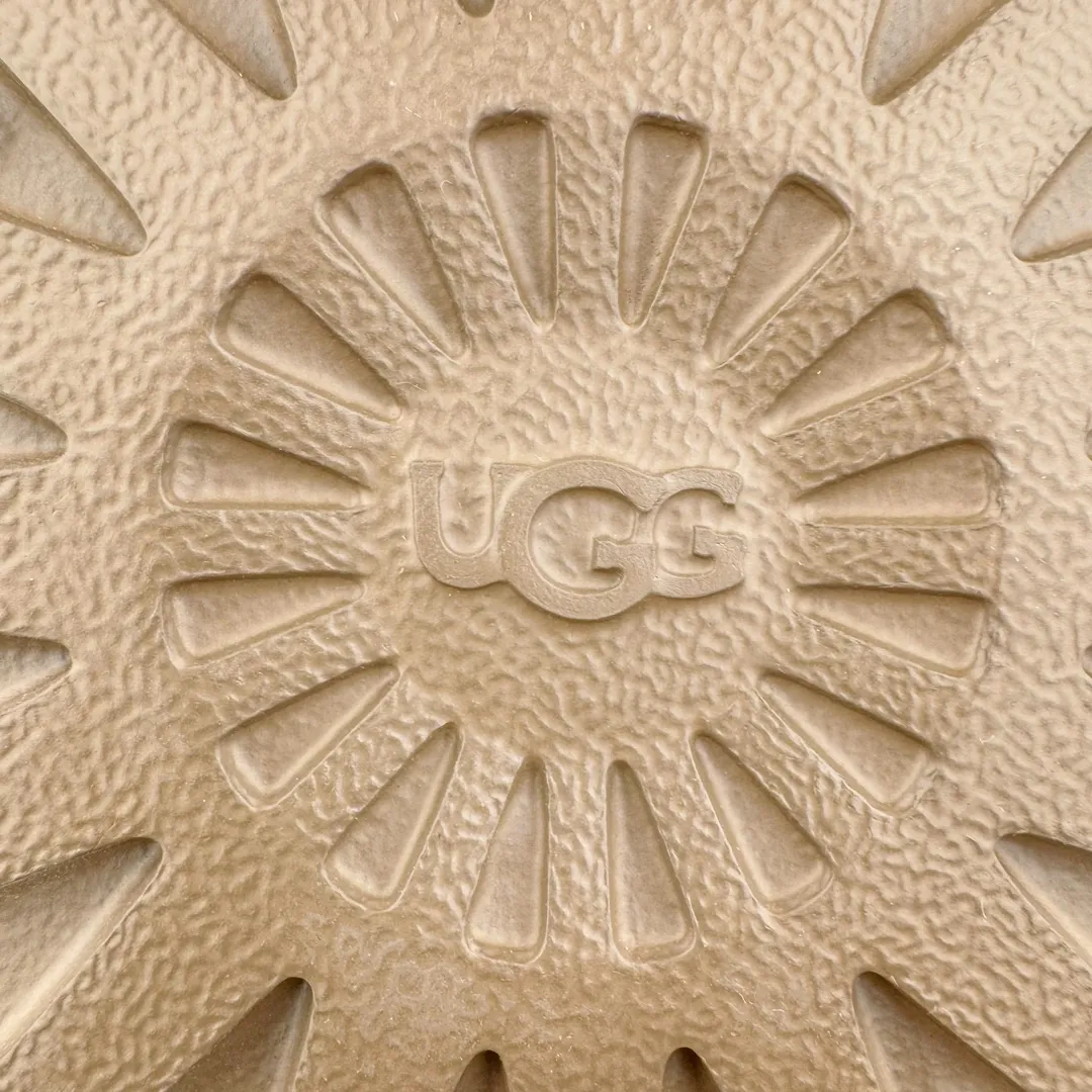 Pick up locally💰520 UGG 6223 Classic autumn and winter sheepskin and fur all-in-one snow boots. All shoes are made from ZP. Longfeng A-grade Australian imported sheepskin and fur all-in-one boots for men and women. Brand OEM production line. Fully follows the ZP process. OEM original pattern maker. Adhering to the principle of no original shoes and no development selection. Pay attention to every detail. The most authentic version on the market TREADLITE "Light Wing" technology outsole Lightweight/durable/flexible/pile size: 35 36 37 38 39 40 41 42 43 44 45 Coding: by2936080
